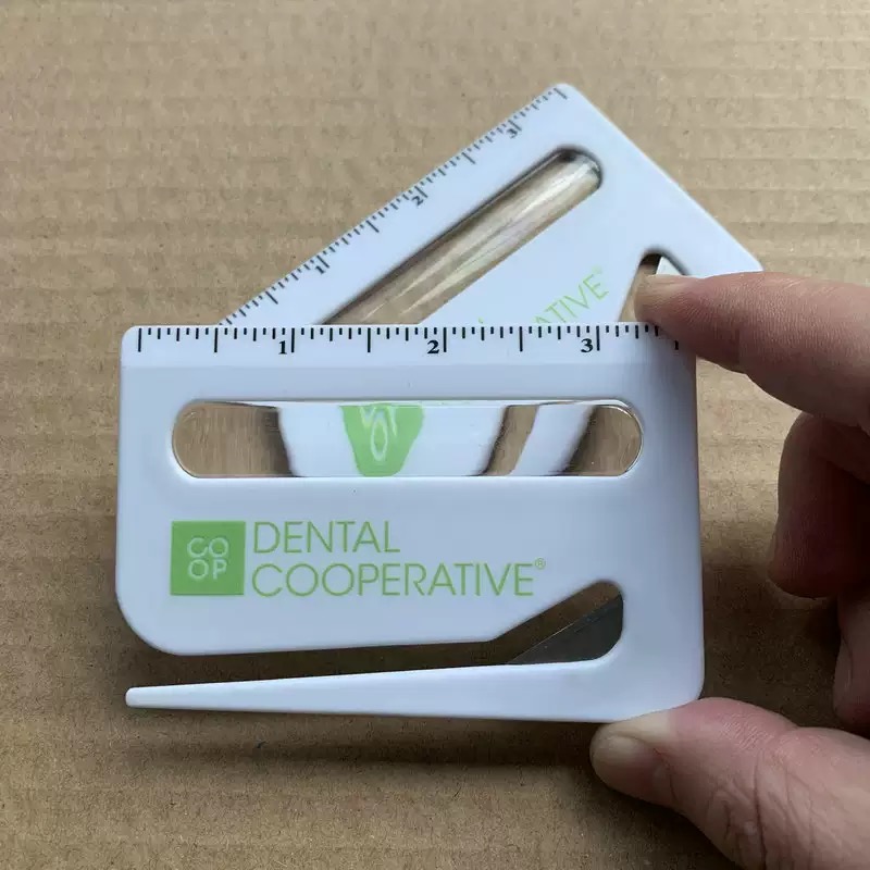 	Ouvre-lettres en plastique avec loupe et règle intégrées